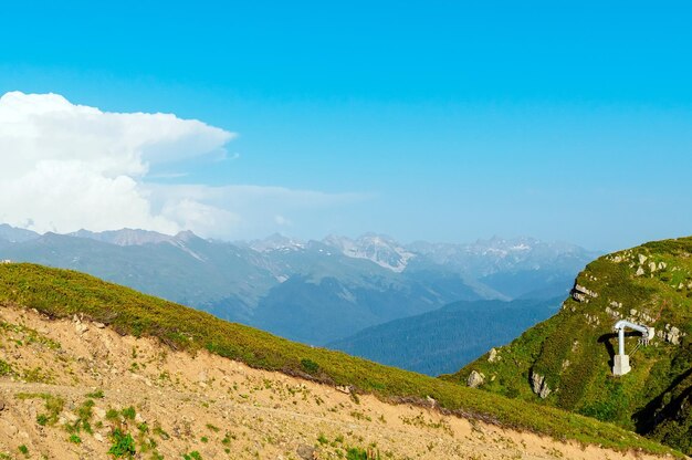 Vista del versante meridionale del Rosa Peak nelle montagne del Caucaso