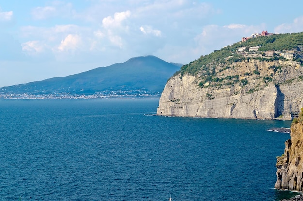 Vista del Vesuvio dalla città di Sorrento nel Golfo di Napoli Italia