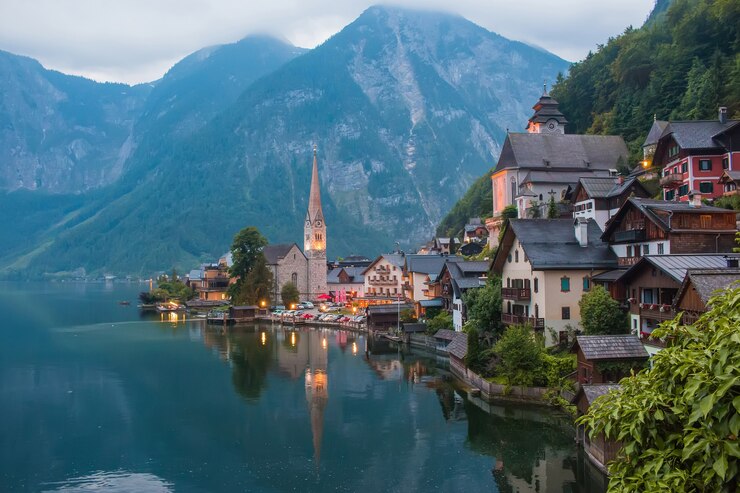 Foto vista del villaggio di hallstatt con il lago. bellezza lontana rocce alpine e cielo blu. giornata estiva nella città di hallstatt, austria, europa