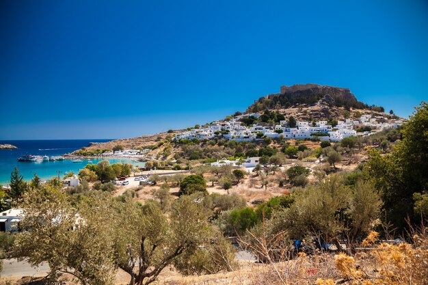 Vista del villaggio di Lindos e l'antica Acropoli sulla collina, l 'isola di Rodi, Grecia