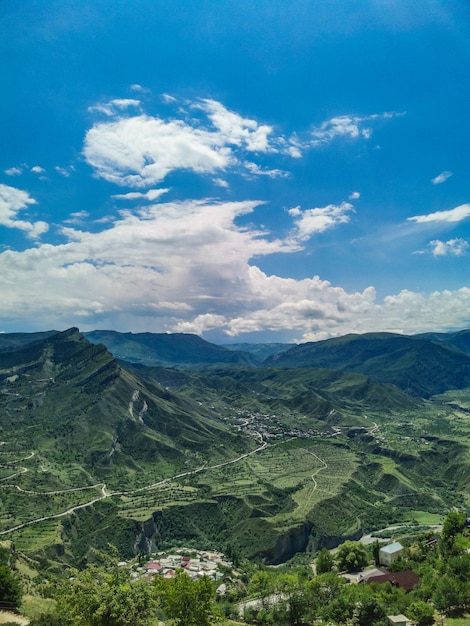 Vista del villaggio di montagna di Gunib Daghestan Russia giugno 2021