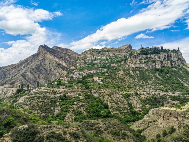 Vista del villaggio di montagna di Gunib Daghestan Russia giugno 2021