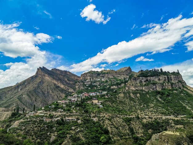 Vista del villaggio di montagna di Gunib Daghestan Russia giugno 2021