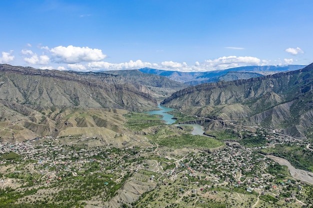 Vista del villaggio di montagna di Gunib Daghestan Russia giugno 2021