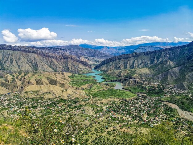 Vista del villaggio di montagna di Gunib Daghestan Russia giugno 2021