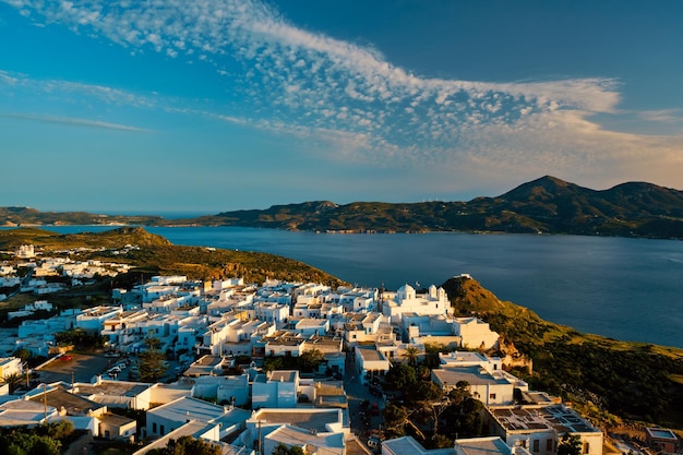 Vista del villaggio di Plaka sull'isola di Milos al tramonto in Grecia