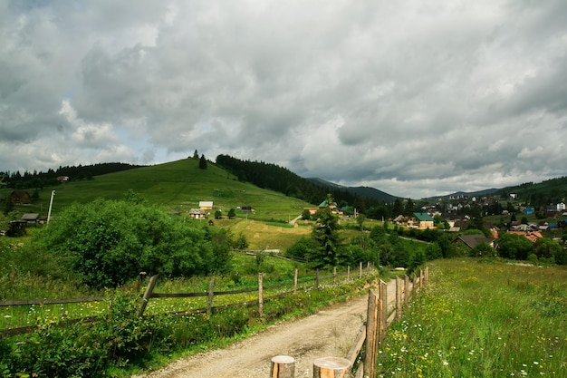 Vista del villaggio in montagna Paesaggio montano estivo