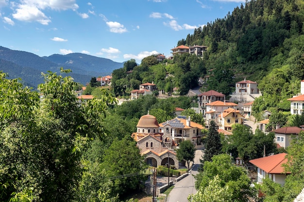 Vista del villaggio tradizionale di Evrytania Grecia in una soleggiata giornata estiva