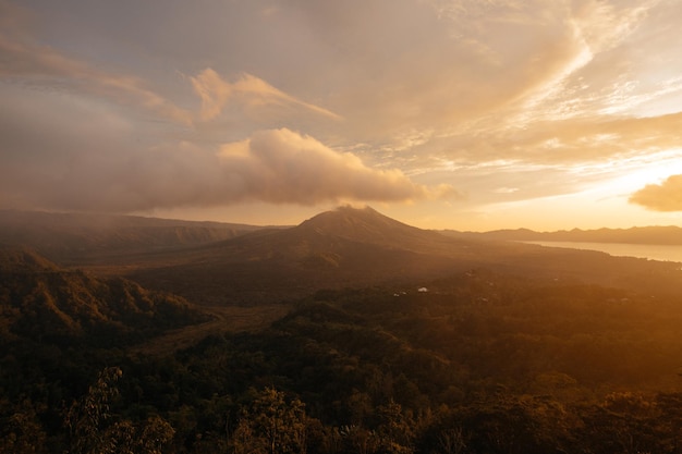 Vista del vulcano attivo del monte Gunung Batur a Bali Indonesia