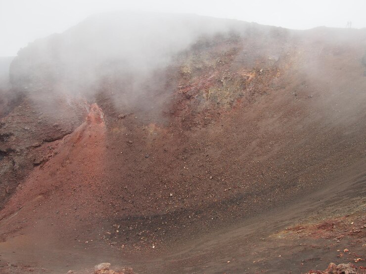 Foto vista del vulcano durante il tempo nebbioso