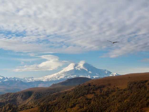 Vista del vulcano Elbrus nevoso in autunno Russia Caucaso