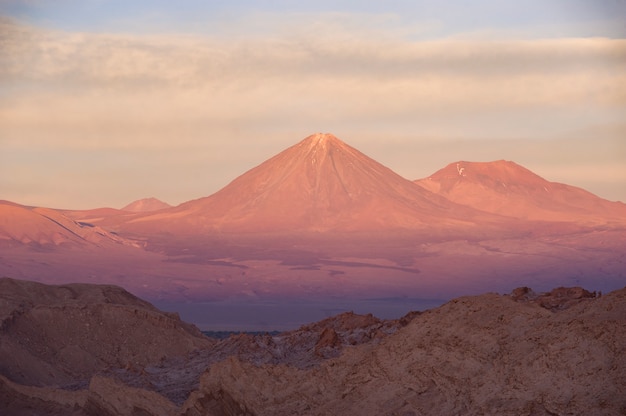 Vista del vulcano Licancabur nel deserto di Atacama durante il tramonto