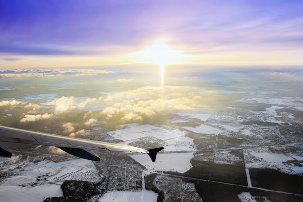 Vista dell'aereo della finestra. falciare