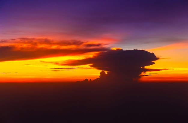 Vista dell&#39;aeroplano del cielo di tramonto dal concetto del fondo di vacanza della finestra, di viaggio e di festa