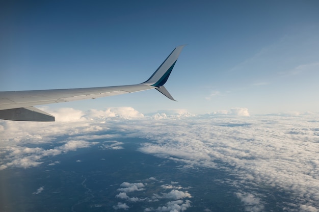 Vista dell'aeroplano su nuvoloso nel cielo blu, viaggio in vacanza