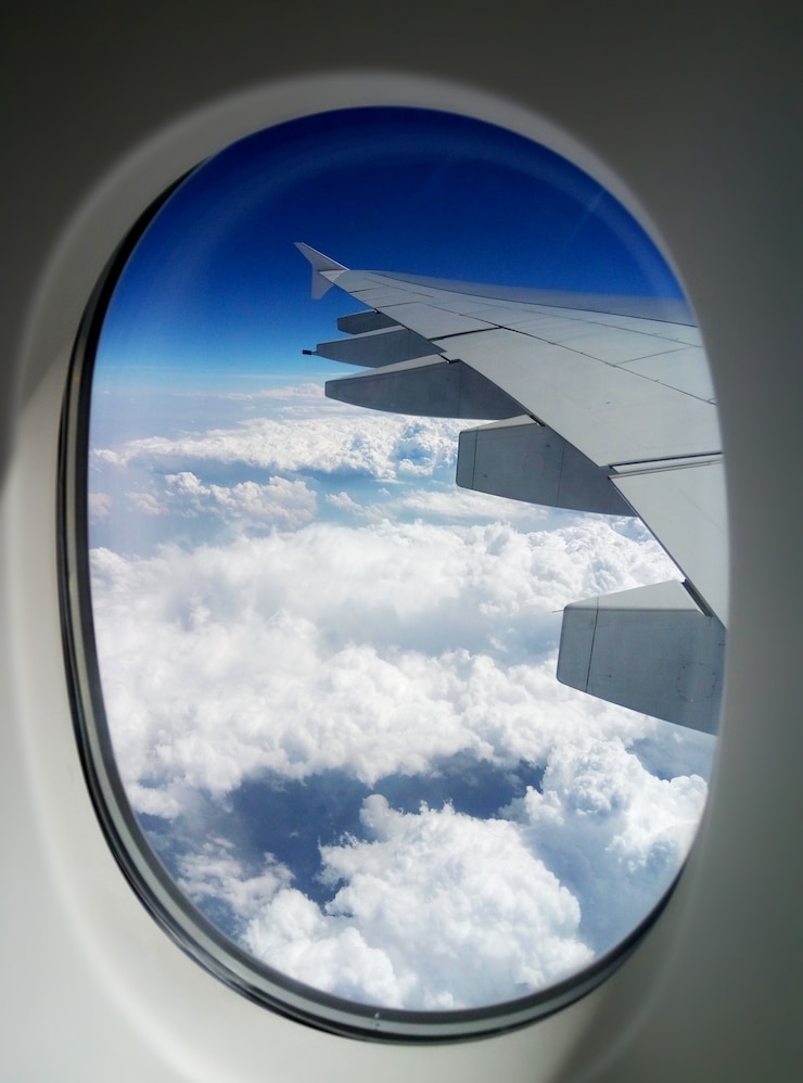 Foto vista dell'ala di un aereo passeggeri dall'oblò nel cielo