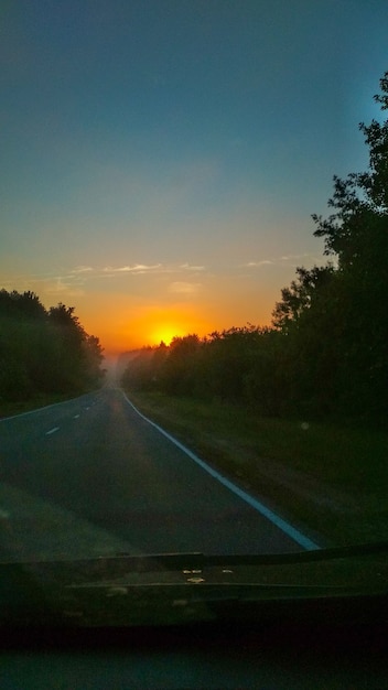 Vista dell'alba dall'auto