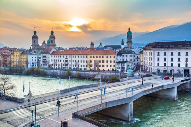 Vista dell'alba mattutina sul famoso centro storico di Innsbruck, in Australia, in una tranquilla mattinata primaverile