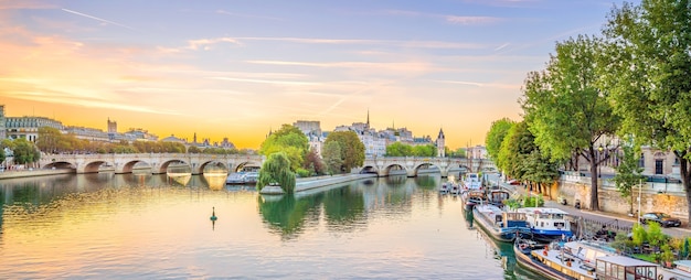 Vista dell'alba sullo skyline della città vecchia e sulla Senna a Parigi, Francia