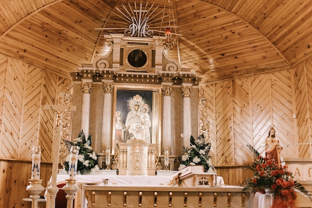 Vista dell'altare della vecchia chiesa cattolica Trakeli Bielorussia 2023