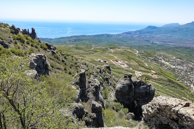 Vista dell'altopiano delle montagne della Crimea e del Mar Nero dalla cima del Demerdzhi Russia