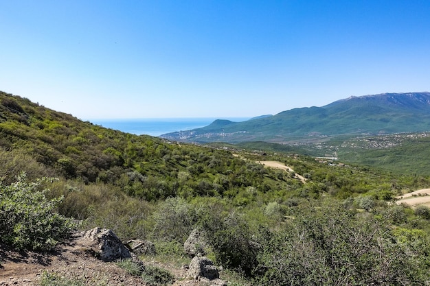 Vista dell'altopiano delle montagne della Crimea e del Mar Nero dalla cima del Demerdzhi Russia