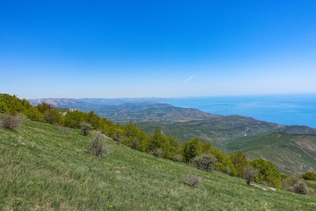 Vista dell'altopiano delle montagne della Crimea e del Mar Nero dalla cima del Demerdzhi Russia