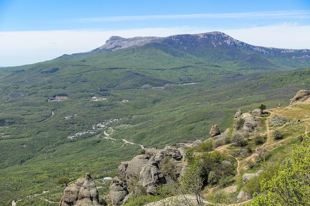 Vista dell'altopiano di ChatyrDag dalla cima della catena montuosa Demerdzhi in Crimea Russia