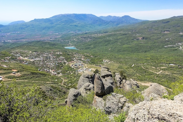Vista dell'altopiano di ChatyrDag dalla cima della catena montuosa Demerdzhi in Crimea Russia