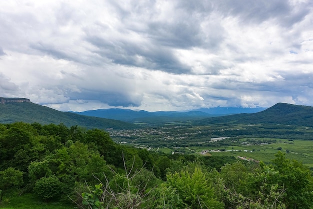 Vista dell'altopiano LagoNaki ad Adygea Le montagne del Caucaso Russia 2021