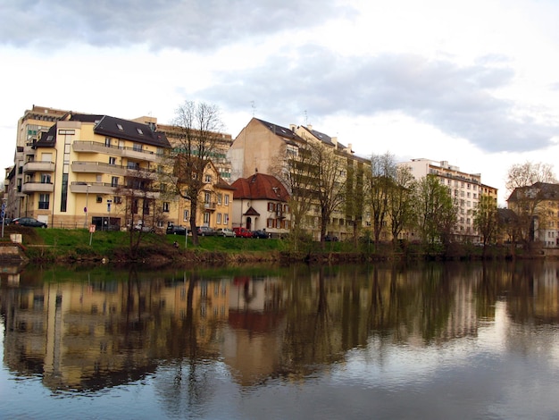 Vista dell'altro lato del fiume Ile Strasburgo, case riflesse nella sorgente del fiume, bellissimo paesaggio