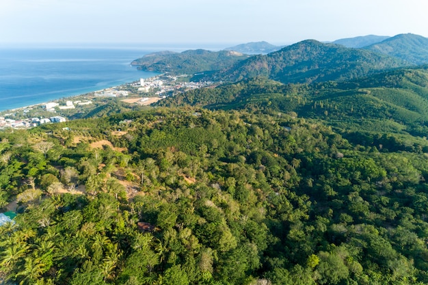 Vista dell'angolo alto della foresta pluviale tropicale nell'immagine di phuket Tailandia dal colpo del fuco.