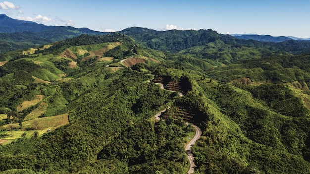 Vista dell&#39;angolo alto della montagna del paesaggio nella provincia Tailandia di Nan