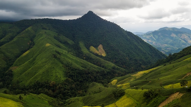 Vista dell&#39;angolo alto della montagna nella provincia Tailandia di Nan