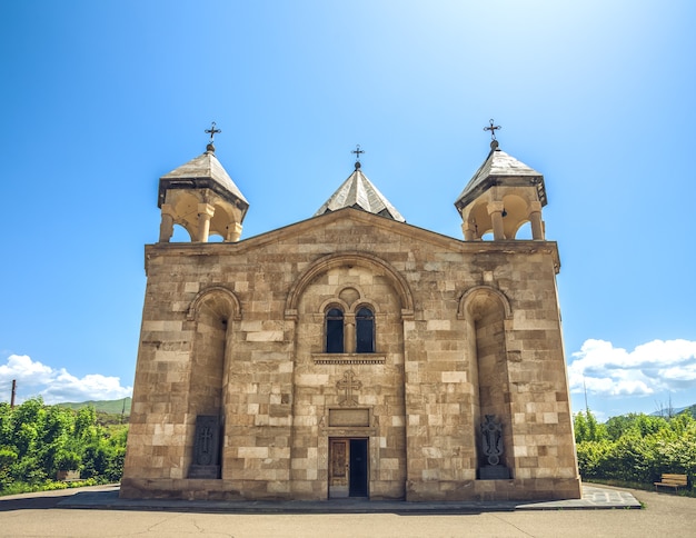 Vista dell'antica chiesa di pietra che esplora l'Armenia