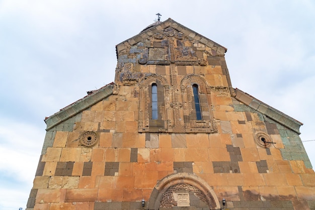 Vista dell'antica chiesa ortodossa dell'Assunzione della Beata Vergine Maria nel piccolo villaggio georgiano di Metekhi