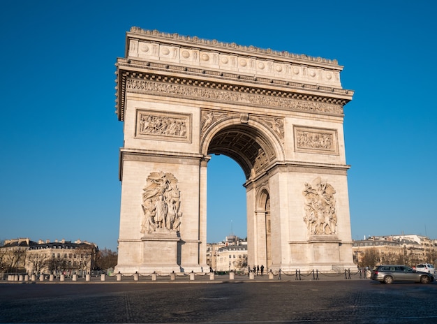 Vista dell'arco di trionfo e del traffico a Parigi.