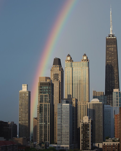 Vista dell'arcobaleno sopra gli edifici della città contro il cielo