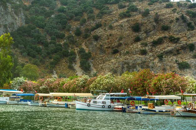 Vista dell'argine con barche e del canale a Dalyan.Turkey