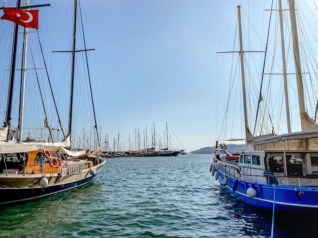 Vista dell'argine di una località turistica in Turchia con barche ormeggiate al molo che si affaccia sul