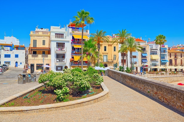 Vista dell'argine e del lungomare nella piccola località turisticaSi