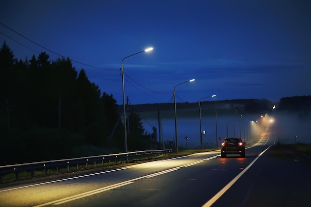 vista dell'auto nel traffico / vista posteriore del paesaggio dal finestrino dell'auto, strada con auto, luci e gambe delle auto vista notturna