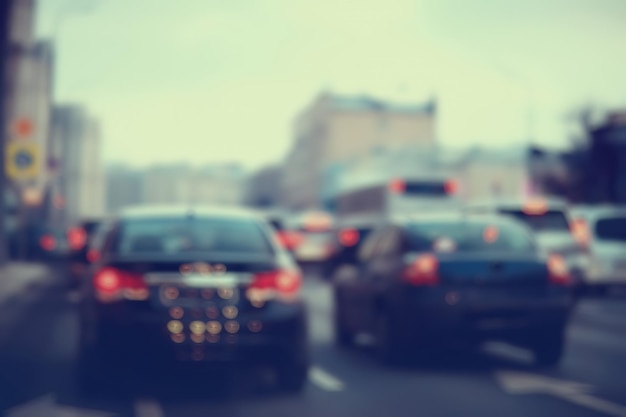 vista dell'auto nel traffico / vista posteriore del paesaggio dal finestrino dell'auto, strada con auto, luci e gambe delle auto vista notturna