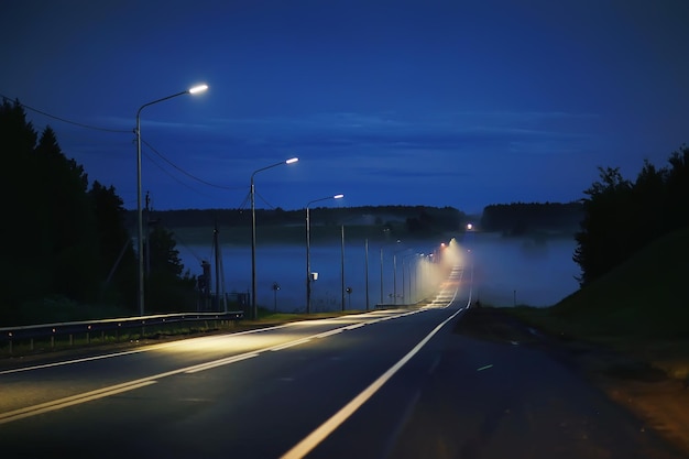 vista dell'auto nel traffico / vista posteriore del paesaggio dal finestrino dell'auto, strada con auto, luci e gambe delle auto vista notturna