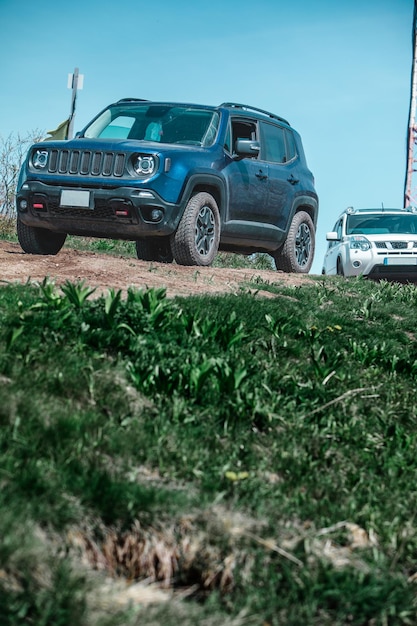 Vista dell'auto suv sulla cima della montagna