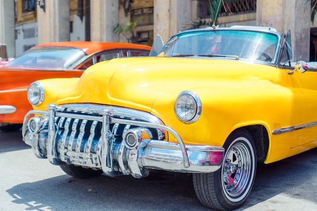 Vista dell'automobile classica gialla dell'annata a vecchia Avana, Cuba