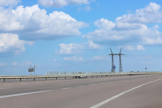 Vista dell'autostrada asfaltata sotto il cielo blu