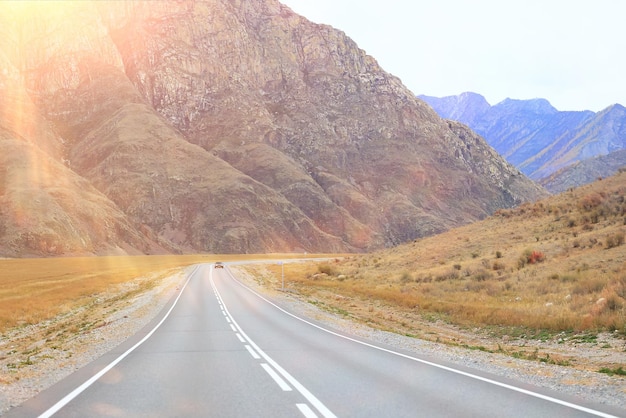 vista dell'autostrada autunnale, paesaggio di viaggio in libertà