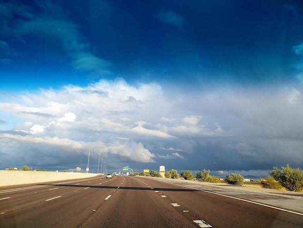 Vista dell'autostrada contro il cielo