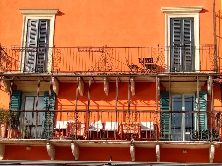 Foto vista dell'edificio ad angolo basso